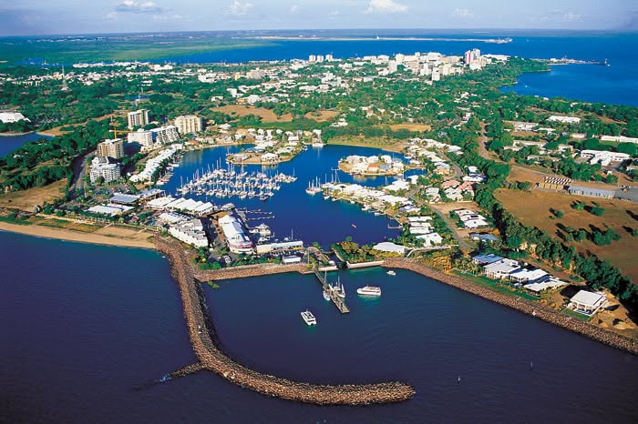 Cullen Bay Marina z lotu ptaka, 9 lipca