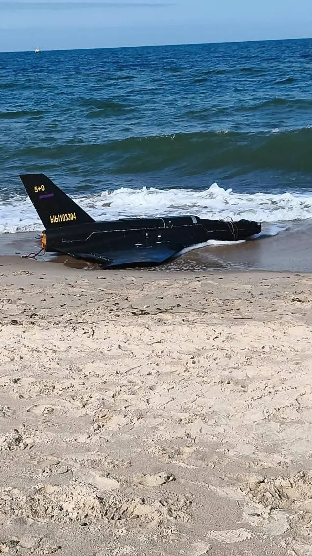 Wojskowy bezzałogowiec na plaży w Rusinowie