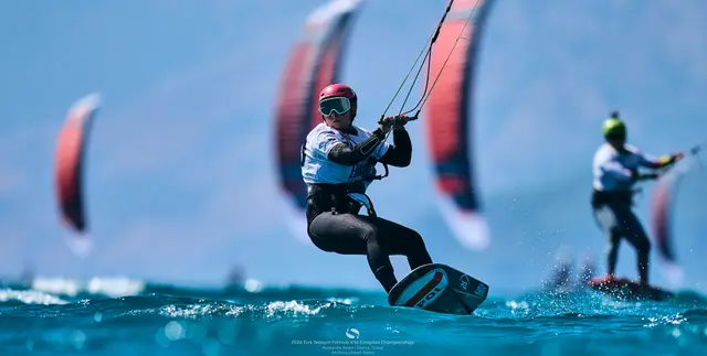 Latawce zawodników Formula Kite nad wodą w zatoce Akyaka