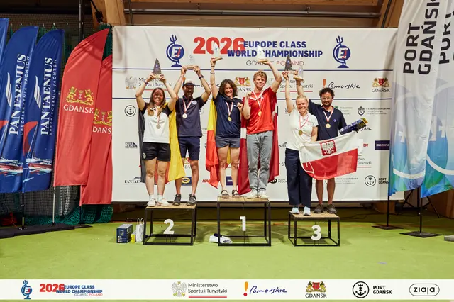 Medaliści mistrzostw świata klasy Europa na wspólnym podium w Gdańsku