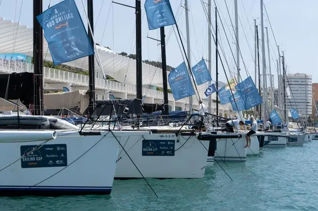 Jachty zacumowane przy nabrzeżu Muelle 2 w porcie Malaga