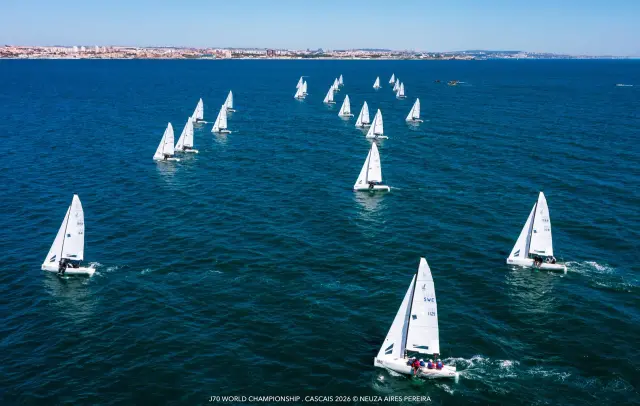 Flota klasy J/70 na trasie mistrzostw świata w Cascais, widok z góry