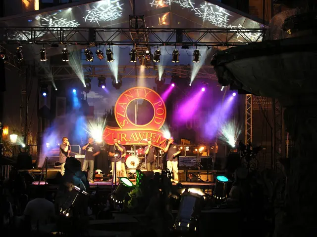 Koncert szantowy nad Motławą podczas festiwalu Szanty pod Żurawiem